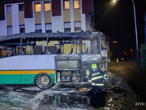 Z autobusu zbyl vrak