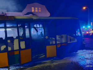 Z autobusu zbyl vrak