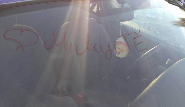 Jeden ze vzkazů na autě.