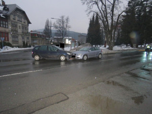 Lekl se policejní hlídky a zapomněl dát přednost. Srazil se s jiným autem