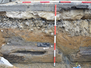 Archeologové našli v Jablonném středověkou bránu i ostatky mladého býčka