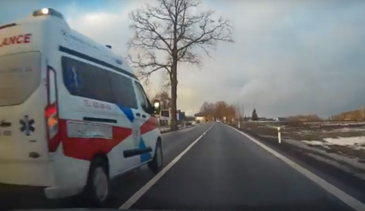 Sanita předjíždějící v Krásné Studánce