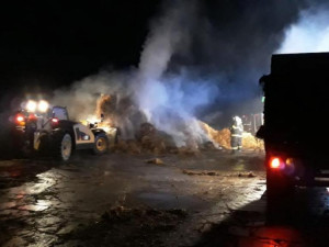 FOTO: V noci opět hořelo na farmě Vysoká. Cestou k zásahu se převrátila cisterna