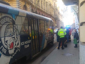 Nehoda u Adrie. Tramvaj tam srazila chodce, sanitka ho převezla do nemocnice