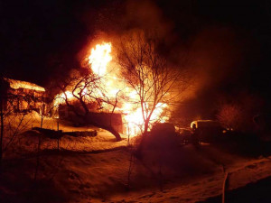 FOTO: Požár zcela zničil rodinný dům. Hasiči zasahovali celou noc