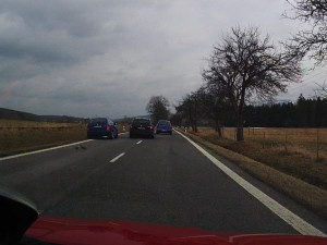 VIDEO: Policisté pátrají po řidiči škodovky s polskou značkou a modrém Polu. Nezastavili u vážné nehody