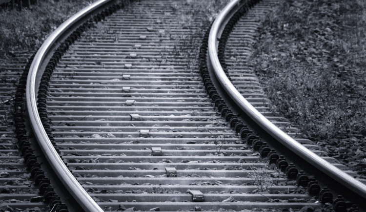 Rychlík na Olomoucku srazil osobu v kolejišti, ta zraněním na místě podlehla