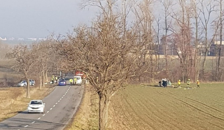Řidič skončil s autem daleko v poli. Do nemocnice ho ve vážném stavu transportoval vrtulník