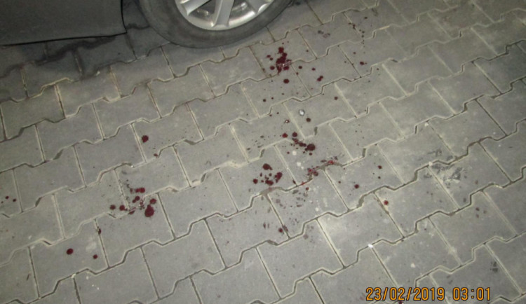 Po incidentu zůstala na zemi krev.