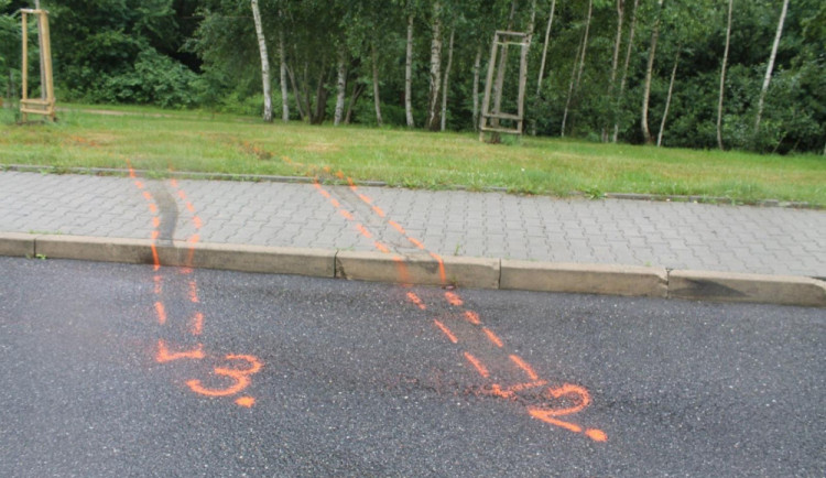 Řidička o obrubník prorazila kola, stejně ale pokračovala dál