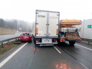 FOTO, VIDEO: Za nehodu náklaďáků i Jeřmanic mohlo zřejmě předjíždění kamionu