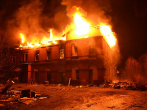 FOTO, VIDEO: V Rochlici hořel dům, zásah trval až do pěti do rána