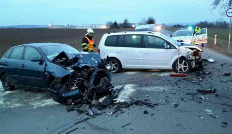 AKTUÁLNĚ: U Hněvotína se čelně srazila dvě osobní auta. Při nehodě byli zraněni dva lidé