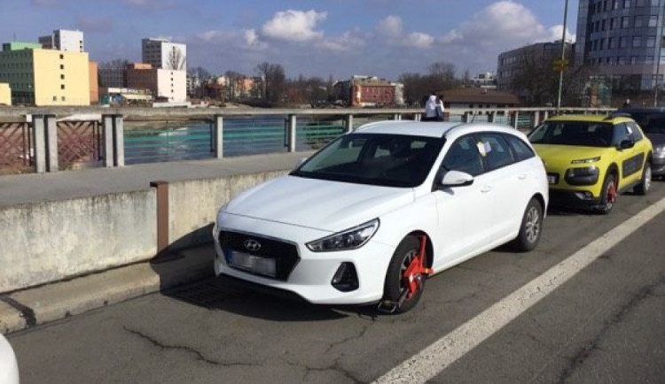 Na třídě Kosmonautů řidiči porušují zákaz stání na mostě. Strážníci rozdávali pokuty