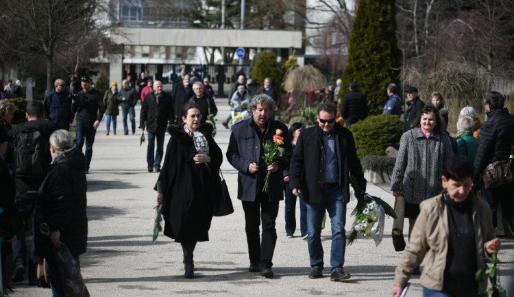 Zdeněk Troška na pohřbu Jiřího Pomeje