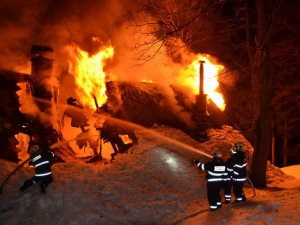 FOTO: Hasiči bojovali s požárem chalupy v Krkonoších, škody šplhají do milionů
