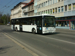 Řidička nabourala do autobusu na Horákovce a ujela, hledá ji policie