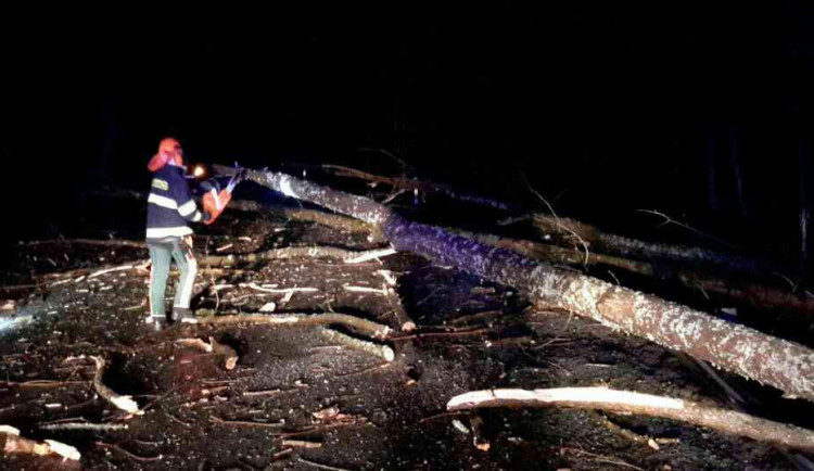 AKTUÁLNĚ: Popadané stromy uzavřely silnice. Odstraňují je hasiči