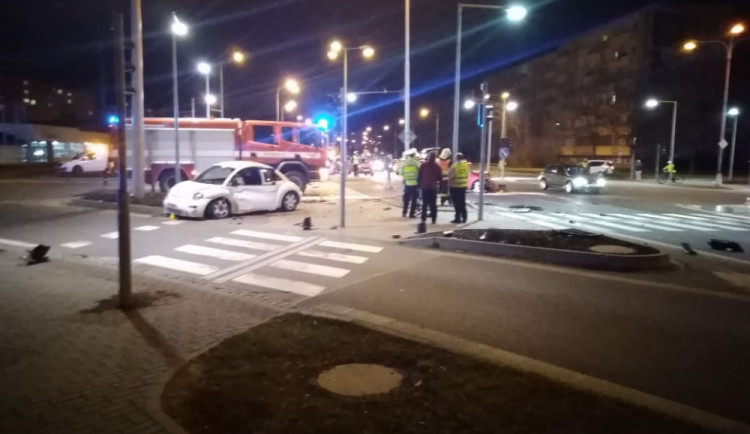 Na křižovatce Velkomoravské a Rooseveltovy se srazila dvě auta. Nehoda přerušila světelnou signalizaci