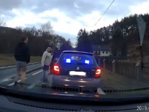 VIDEO: Policisté jdou po falešném kolegovi, ten se pokoušel vybírat pokuty