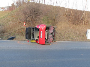 Řidička si u vratislavického pivovaru nejspíš spletla pedály a otočila auto na bok. Nadýchala 1,6 promile