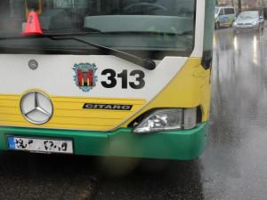 FOTO: Řidička, která nabourala do autobusu, ohrozila více než deset osob