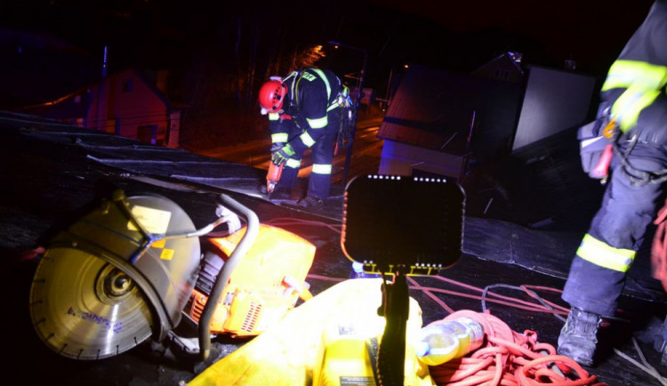 Zásah hasičů na střeše internátu.