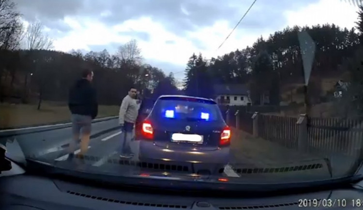 Záběr z videa, které zachycuje falešného policistu