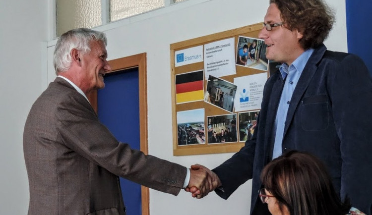 Tomáš Princ vlevo při předávání ředitelské funkce.