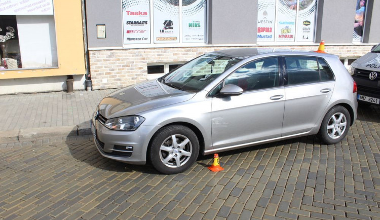Senior škrábl auto na parkovišti a ujel. Když ho vypátrala policie, zapíral