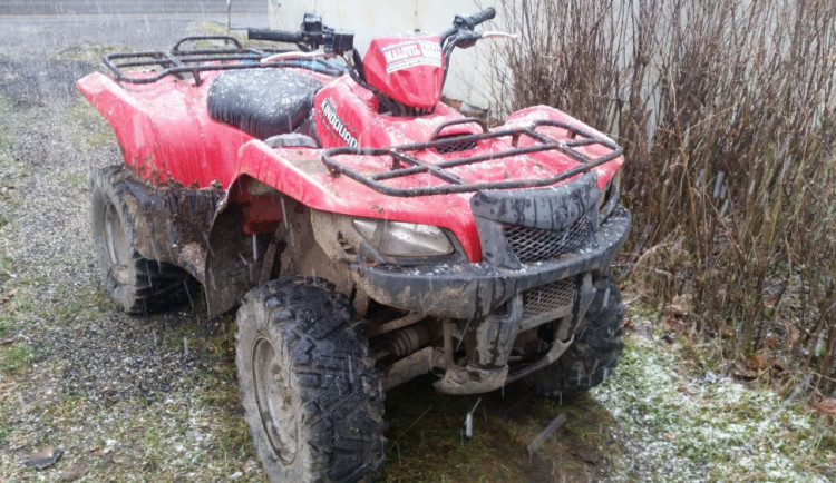 Zatímco během vichřice všichni zůstávali doma, zloději se vydali ukrást čtyřkolky