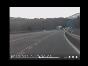 VIDEO: Kamion přejížděl do výjezdu v protisměru, ohrozil několik životů