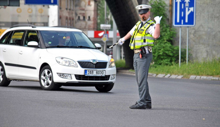 Na křižovatce tako každoročně soutěží policisté.