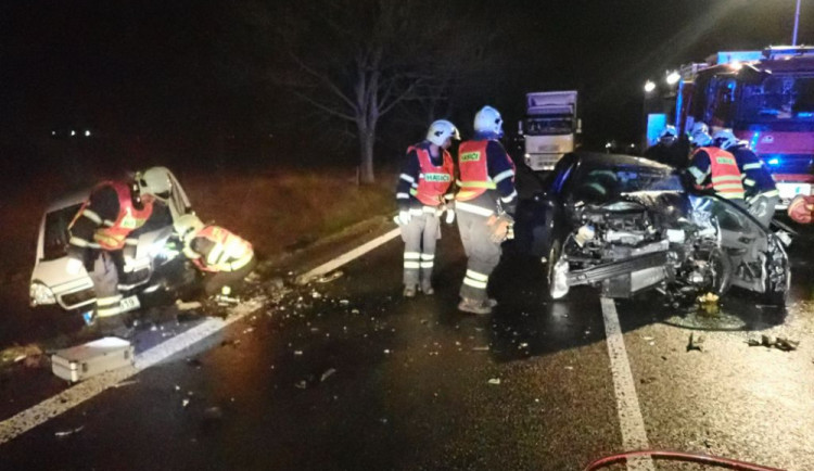 FOTO: Při ranní nehodě se čelně srazila dvě auta. Řidič zůstal ve voze zaklíněný