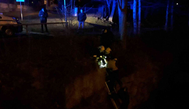 Hasiči zachraňovali z vody tři osoby. Všechny skončily v péči záchranářů