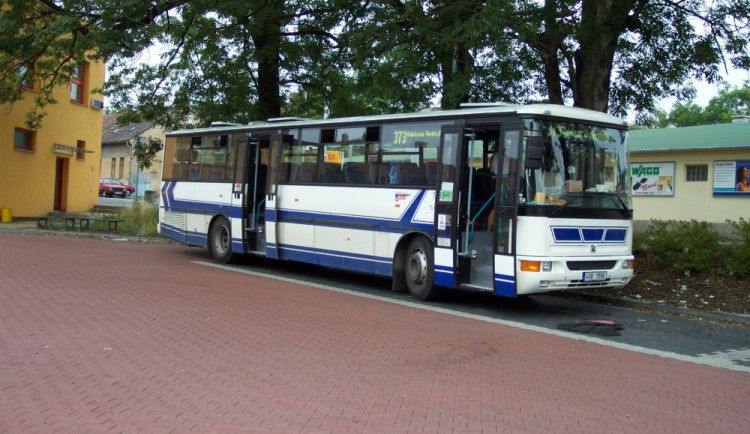 Zloděj odčerpal 120 litrů nafty z autobusu. Hrozí mu dva roky ve vězení