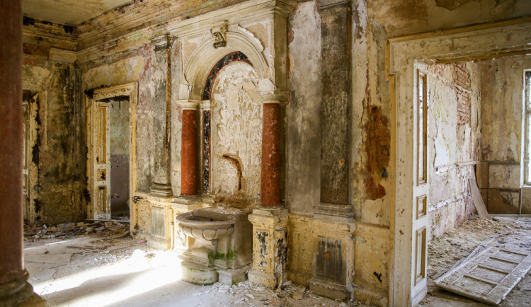 FOTO: Z machnínského zámečku je ruina. Město dostalo nabídku na jeho odkoupení
