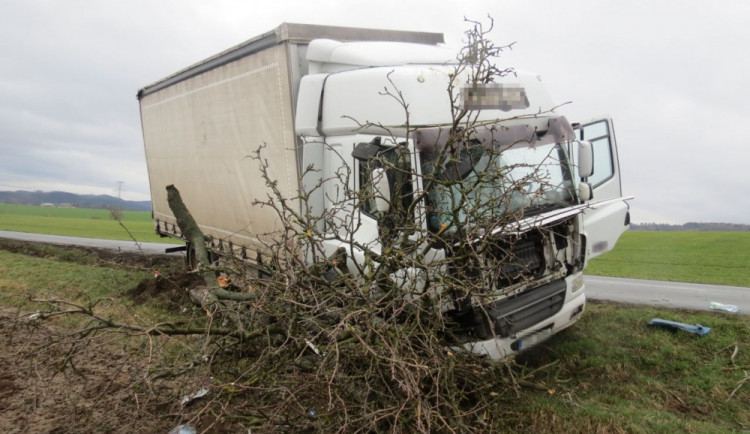 Řidič nákladního auta najel na krajnici. Ta se uvolnila a vůz narazil do stromu