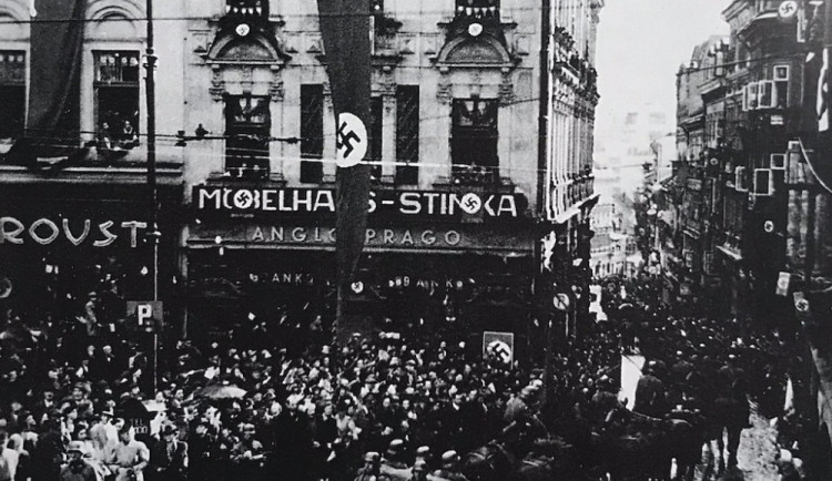 Německá armáda Liberec obsadila už v roce 1938. Na snímku projíždí z Pražské ulice na náměstí.