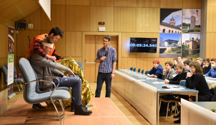 Nehodou to začíná.