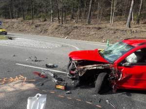 FOTO: U Rádelského mlýna se srazil motorkář s náklaďákem a autem. Dva lidé se zranili