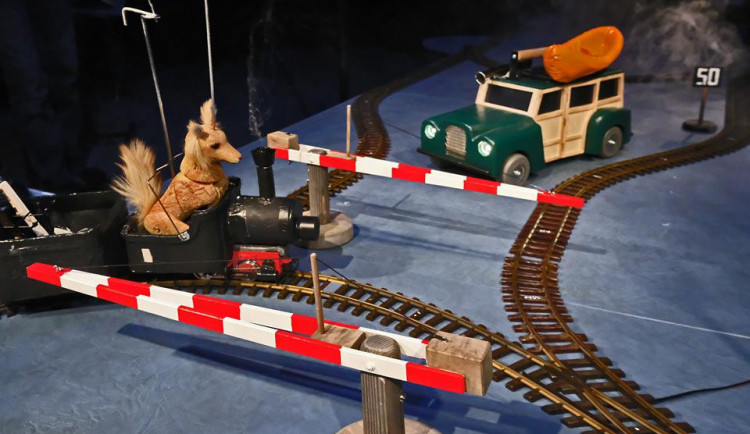 Šššš. Šššš. Hůůů. Haf!