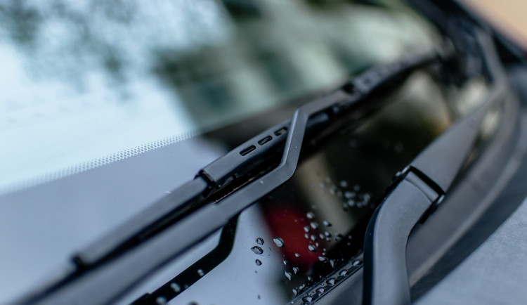 Zloděj vykradl Felicii. Pak jí poškodil přední sklo a vytrhal dráty pod volantem