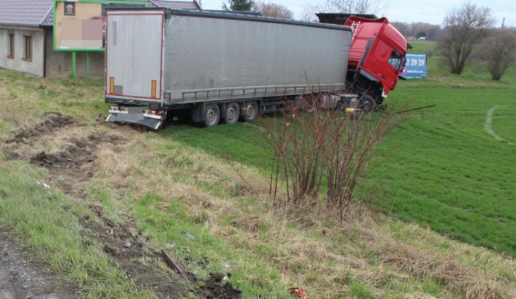 Řidič, který v Olomouci poslal kamion do pole, nebyl opilý. Vyvázl s pokutou