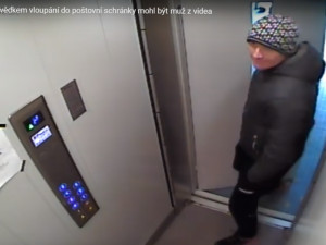 VIDEO: Policisté hledají svědka na videu, mohl by objasnit krádež balíčku