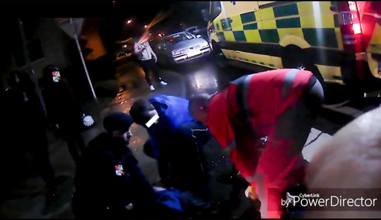 Díky rychlému zásahu policistů a záchranářů se podařilo život mužezachránit.