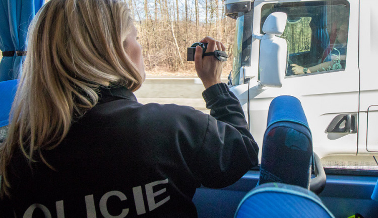 FOTO, VIDEO: Policisté si na řidiče nově posvítí autobusem, vidí i do kabiny kamionů