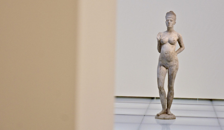 FOTO: Krása a půvab v liberecké galerii. Čtrnáct sochařek se šešlo na jedné výstavě