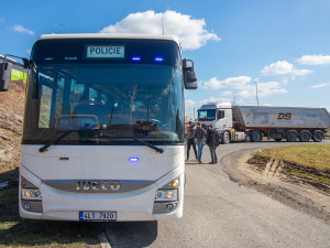 Policisté si posvítili na řidiče v novém autobuse