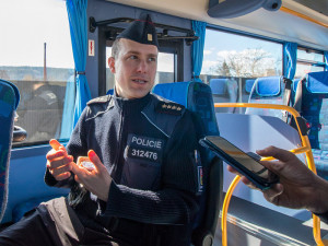 Policisté si posvítili na řidiče v novém autobuse